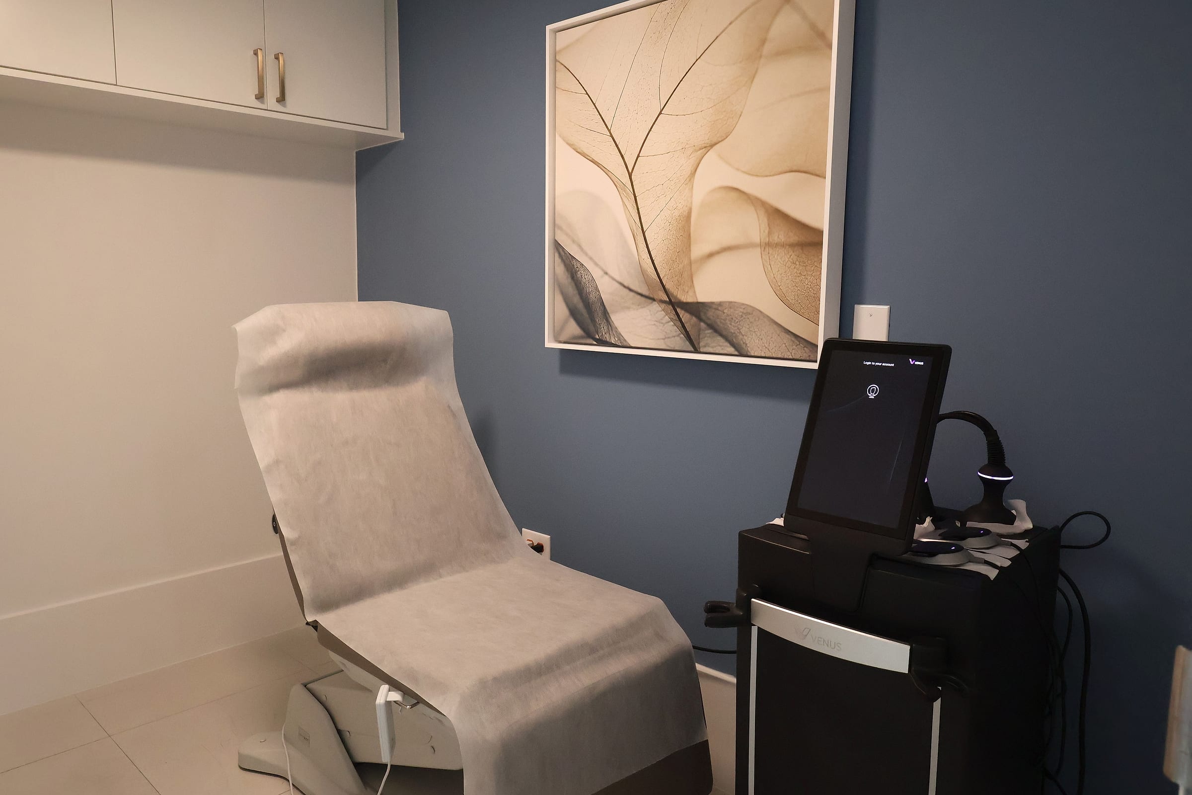 Lift & Tighten, A treatment room at Naiva with a body and skin device beside the chair