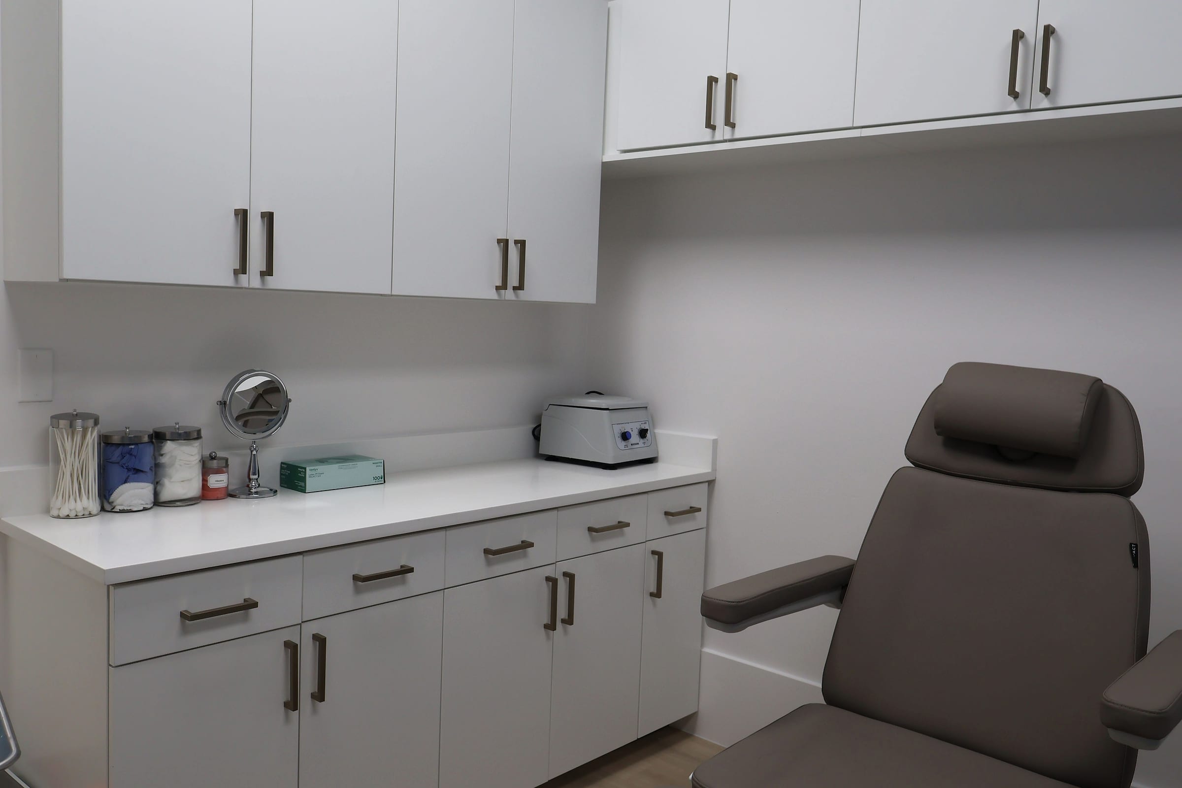 A treatment chair and counter in a clinical room at Naiva
