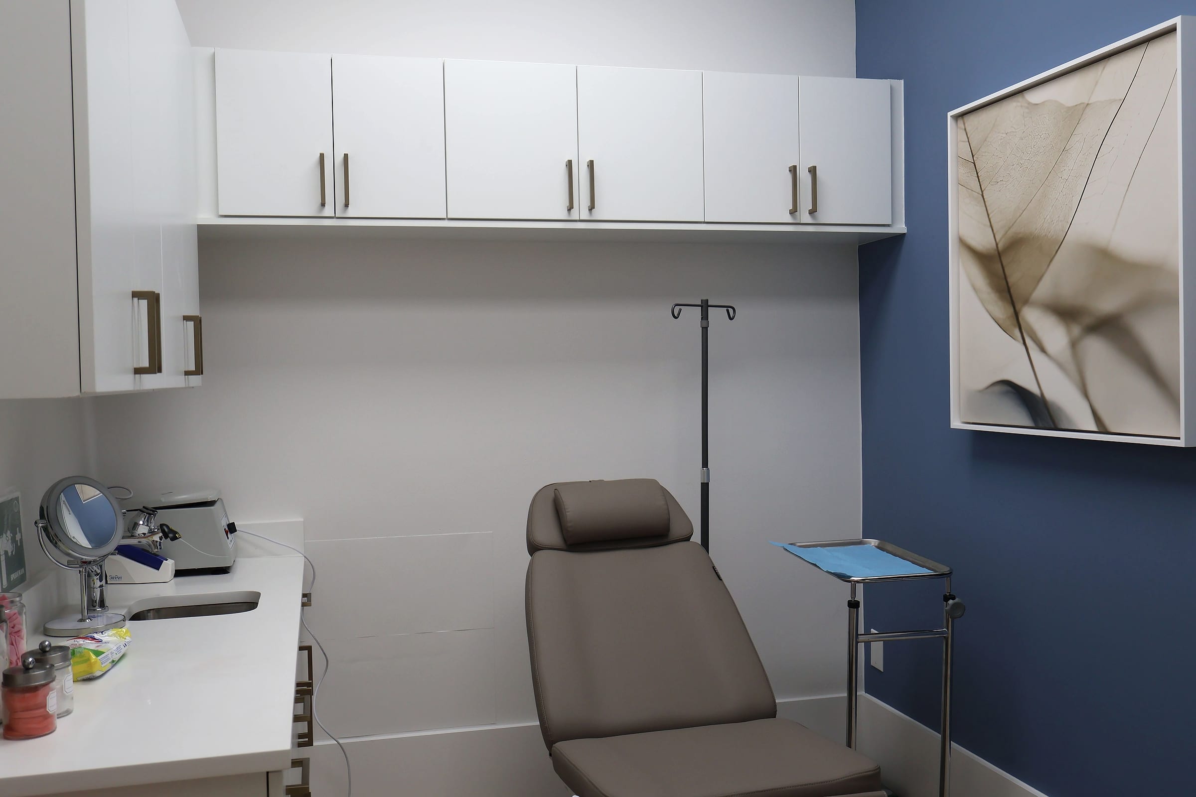 The infusion room at Naiva with a reclining chair and IV stand
