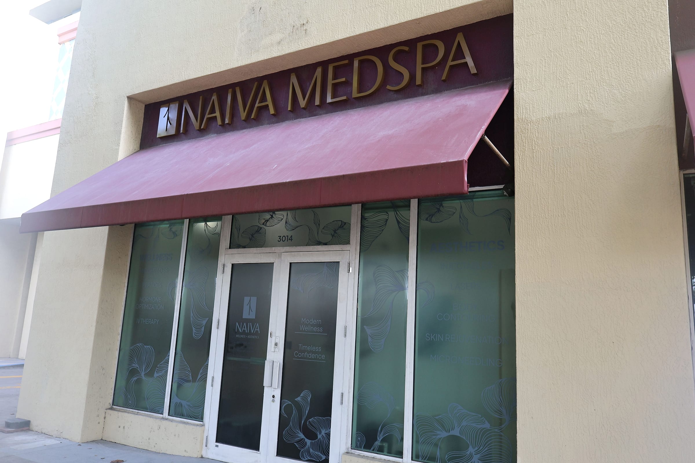 La fachada de Naiva Medspa en 3014 Coral Way, Miami, con su toldo burdeos